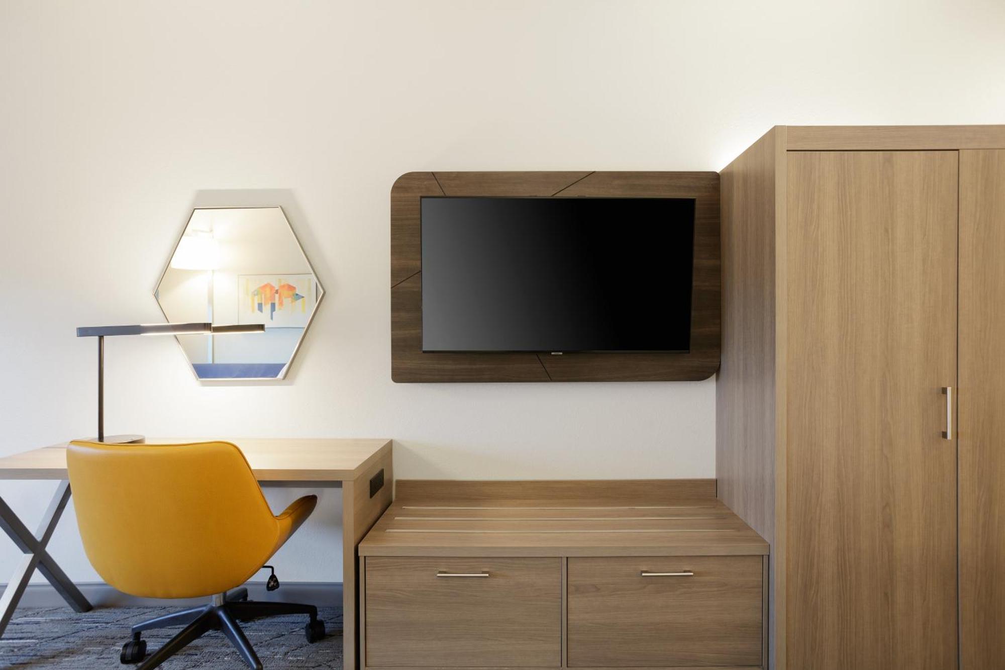 Holiday Inn Express Dallas Market Center By Ihg Exteriör bild