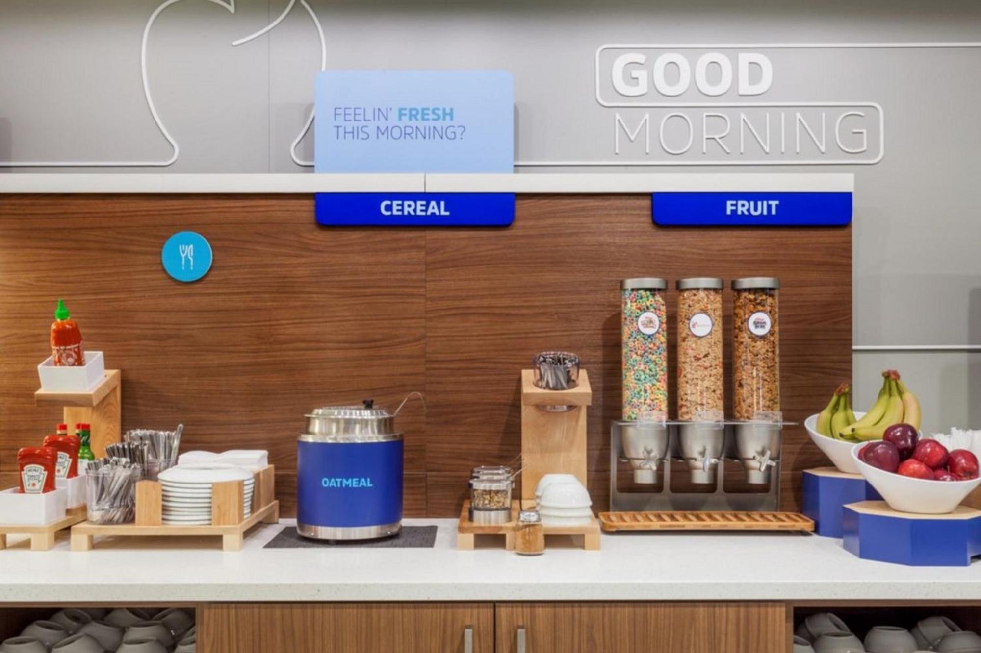 Holiday Inn Express Dallas Market Center By Ihg Exteriör bild