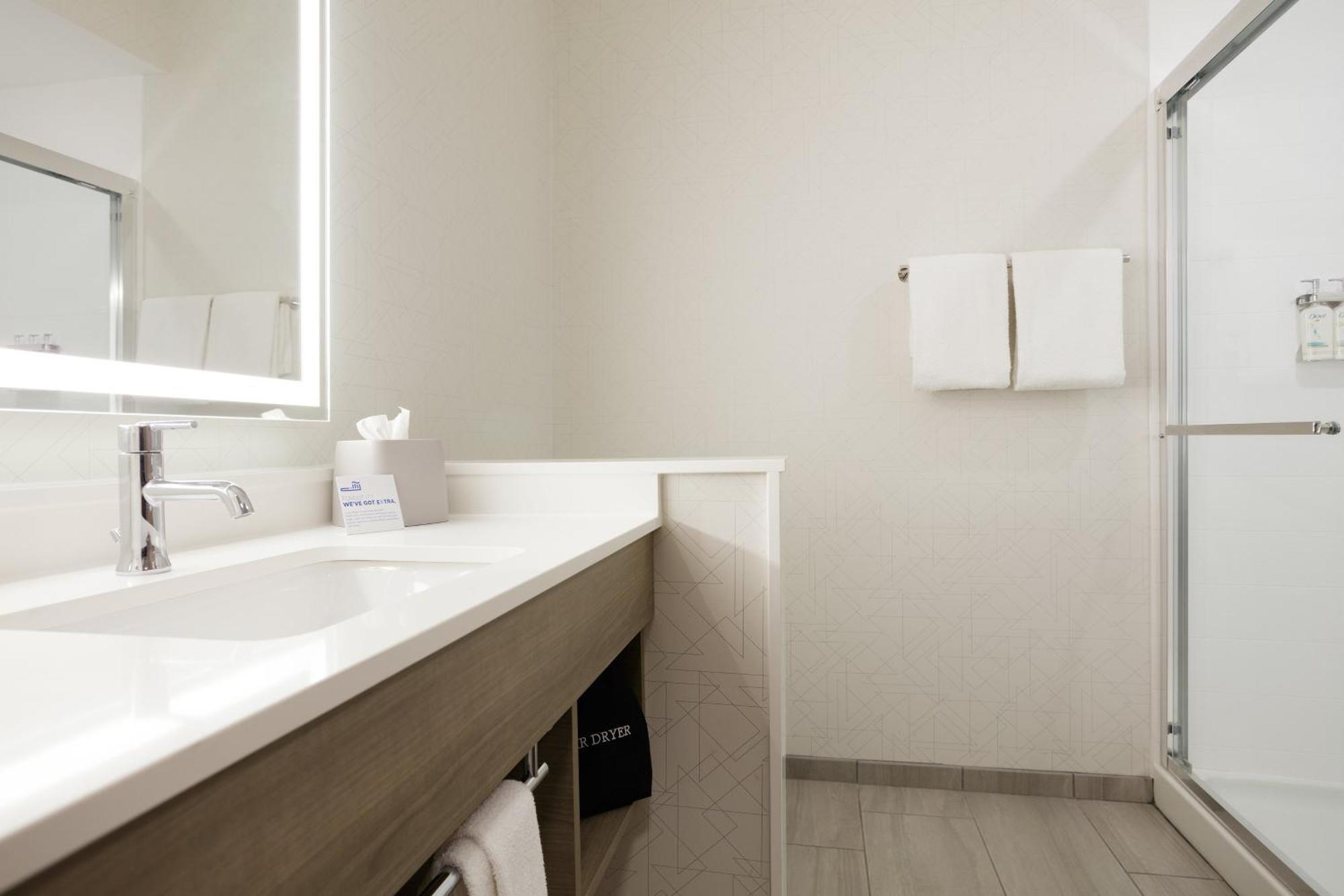 Holiday Inn Express Dallas Market Center By Ihg Exteriör bild